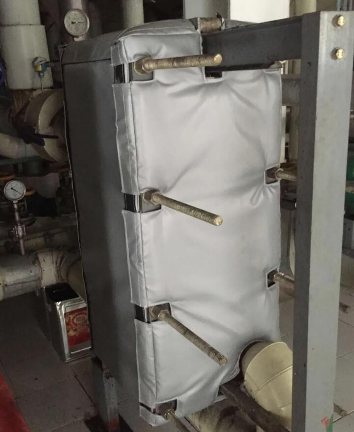 板式<a href=http://m.jiangyihua.com.cn/e/tags/?tagname=%E6%8D%A2%E7%83%AD%E5%99%A8%E4%BF%9D%E6%B8%A9 target=_blank class=infotextkey>換熱器保溫</a>套